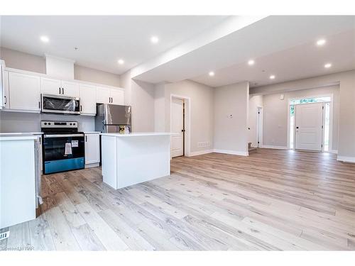 2-121A Moffatt Street, St. Catharines, ON - Indoor Photo Showing Kitchen