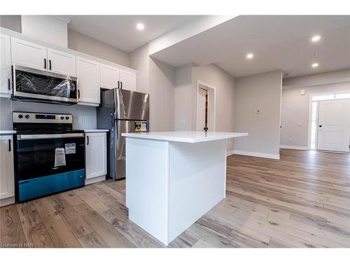 2-121A Moffatt Street, St. Catharines, ON - Indoor Photo Showing Kitchen