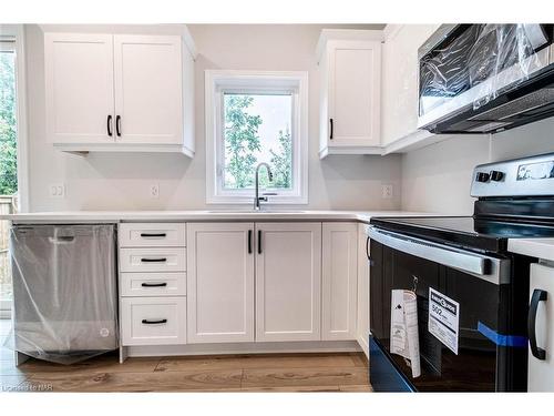 2-121A Moffatt Street, St. Catharines, ON - Indoor Photo Showing Kitchen