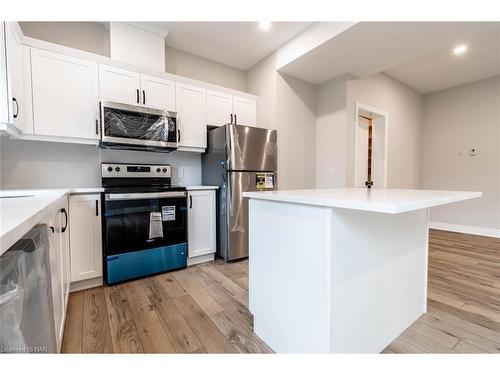 2-121A Moffatt Street, St. Catharines, ON - Indoor Photo Showing Kitchen