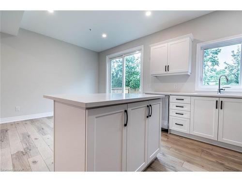 2-121A Moffatt Street, St. Catharines, ON - Indoor Photo Showing Kitchen