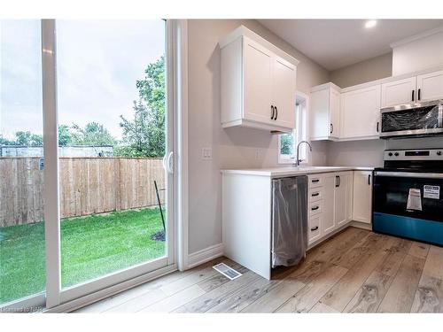 2-121A Moffatt Street, St. Catharines, ON - Indoor Photo Showing Kitchen