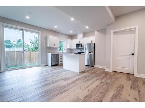 2-121A Moffatt Street, St. Catharines, ON - Indoor Photo Showing Kitchen