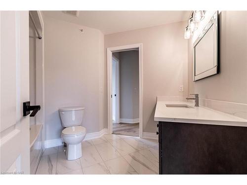 2-121A Moffatt Street, St. Catharines, ON - Indoor Photo Showing Bathroom