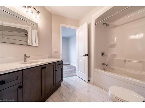 2-121A Moffatt Street, St. Catharines, ON - Indoor Photo Showing Bathroom