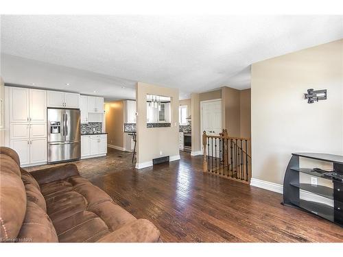 27 Mayfair Drive, Welland, ON - Indoor Photo Showing Living Room