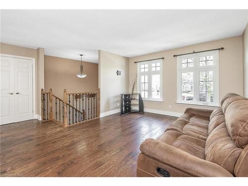 27 Mayfair Drive, Welland, ON - Indoor Photo Showing Living Room