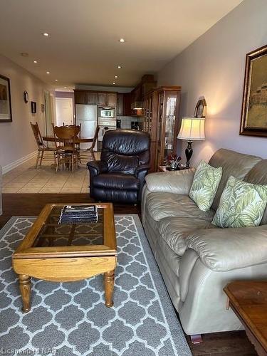 24 Metcalfe Street, Thorold, ON - Indoor Photo Showing Living Room