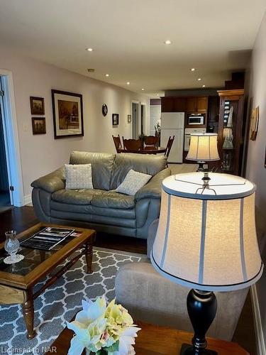 24 Metcalfe Street, Thorold, ON - Indoor Photo Showing Living Room