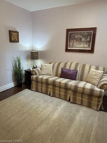 24 Metcalfe Street, Thorold, ON - Indoor Photo Showing Living Room