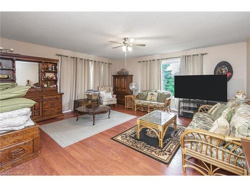 140 Lakeshore Road, Fort Erie, ON - Indoor Photo Showing Living Room