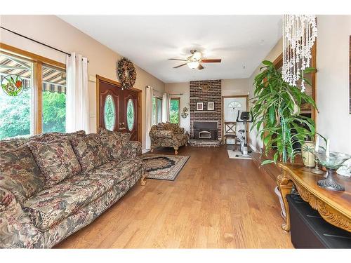 140 Lakeshore Road, Fort Erie, ON - Indoor Photo Showing Living Room