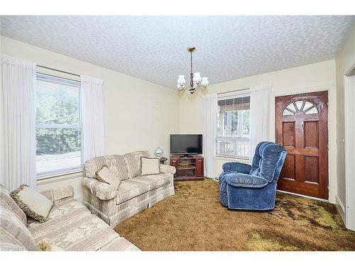 49 Myrtle Avenue, Welland, ON - Indoor Photo Showing Living Room