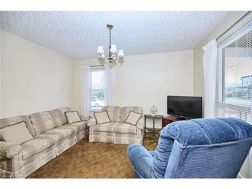 49 Myrtle Avenue, Welland, ON - Indoor Photo Showing Living Room