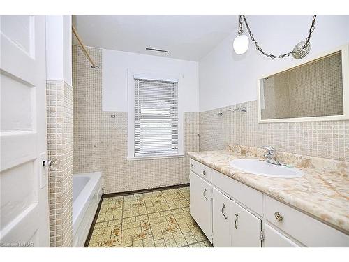 49 Myrtle Avenue, Welland, ON - Indoor Photo Showing Bathroom