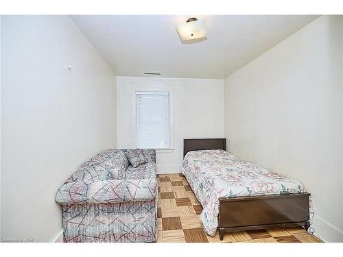 49 Myrtle Avenue, Welland, ON - Indoor Photo Showing Bedroom