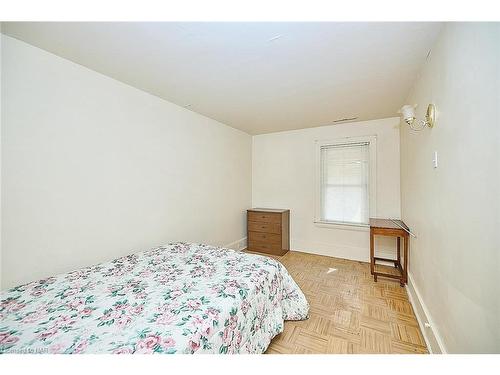 49 Myrtle Avenue, Welland, ON - Indoor Photo Showing Bedroom