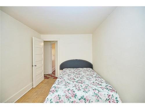 49 Myrtle Avenue, Welland, ON - Indoor Photo Showing Bedroom