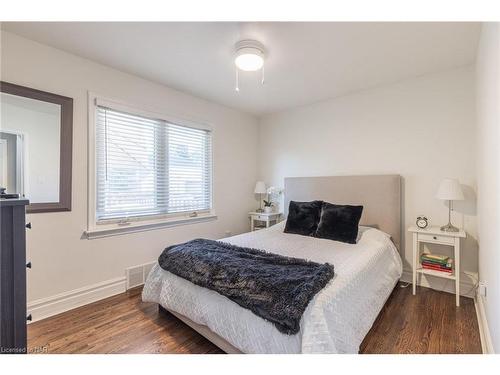 22 Tamarack Avenue, St. Catharines, ON - Indoor Photo Showing Bedroom