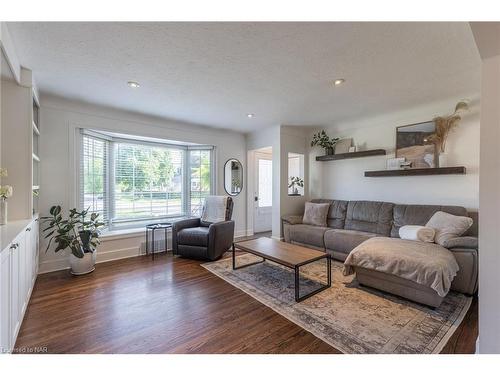 22 Tamarack Avenue, St. Catharines, ON - Indoor Photo Showing Living Room