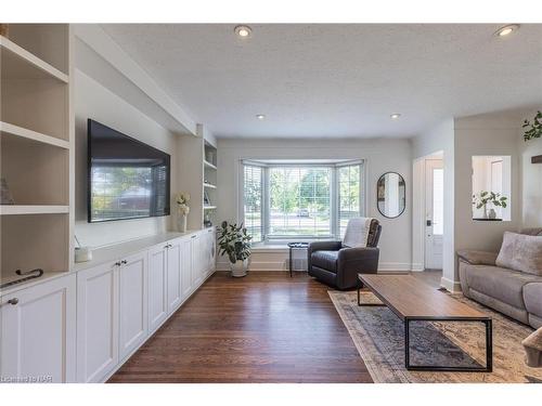 22 Tamarack Avenue, St. Catharines, ON - Indoor Photo Showing Living Room