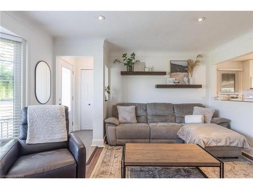 22 Tamarack Avenue, St. Catharines, ON - Indoor Photo Showing Living Room