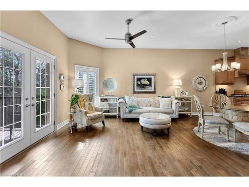 43-3232 Montrose Road, Niagara Falls, ON - Indoor Photo Showing Living Room