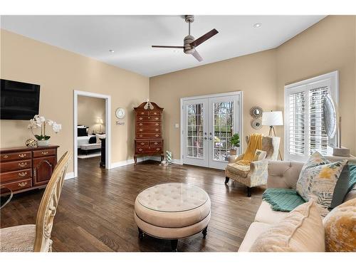 43-3232 Montrose Road, Niagara Falls, ON - Indoor Photo Showing Living Room