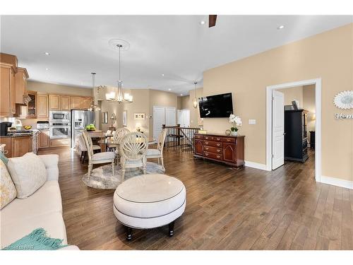 43-3232 Montrose Road, Niagara Falls, ON - Indoor Photo Showing Living Room