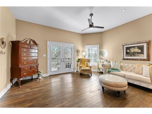 43-3232 Montrose Road, Niagara Falls, ON - Indoor Photo Showing Living Room