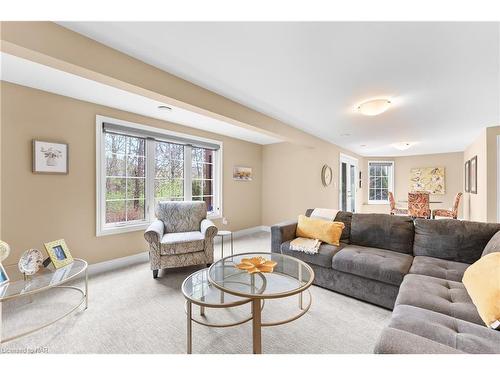 43-3232 Montrose Road, Niagara Falls, ON - Indoor Photo Showing Living Room