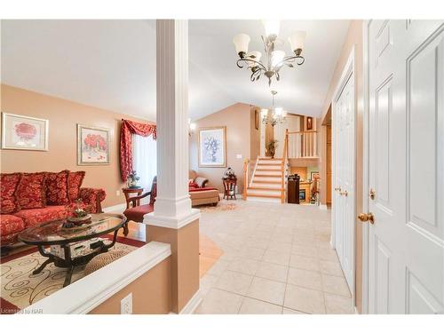 6912 Kelly Drive, Niagara Falls, ON - Indoor Photo Showing Living Room