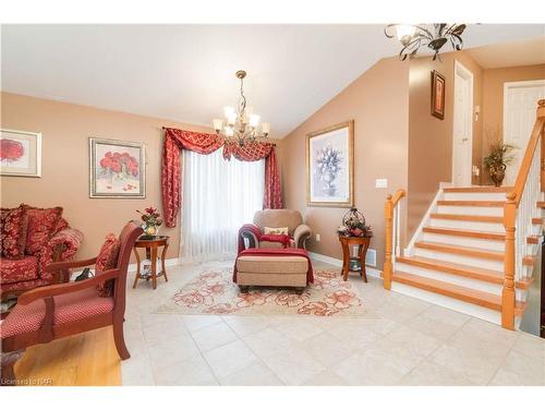 6912 Kelly Drive, Niagara Falls, ON - Indoor Photo Showing Living Room