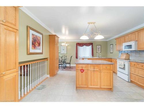 6912 Kelly Drive, Niagara Falls, ON - Indoor Photo Showing Kitchen