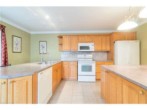 6912 Kelly Drive, Niagara Falls, ON - Indoor Photo Showing Kitchen With Double Sink