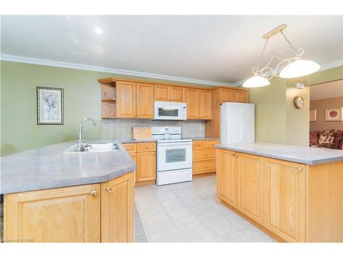 6912 Kelly Drive, Niagara Falls, ON - Indoor Photo Showing Kitchen