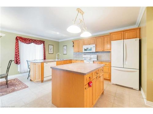 6912 Kelly Drive, Niagara Falls, ON - Indoor Photo Showing Kitchen