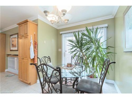 6912 Kelly Drive, Niagara Falls, ON - Indoor Photo Showing Dining Room