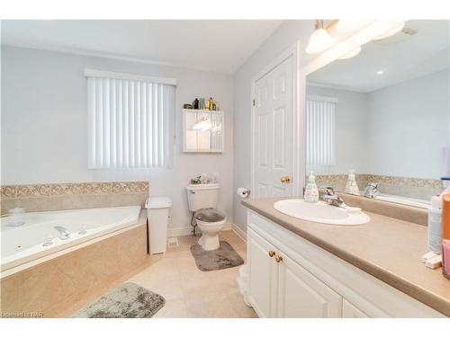 6912 Kelly Drive, Niagara Falls, ON - Indoor Photo Showing Bathroom