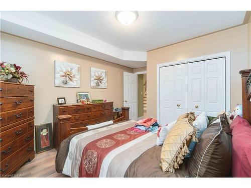 6912 Kelly Drive, Niagara Falls, ON - Indoor Photo Showing Bedroom