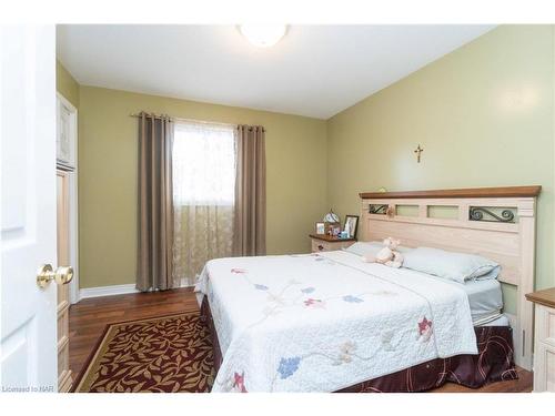 6912 Kelly Drive, Niagara Falls, ON - Indoor Photo Showing Bedroom