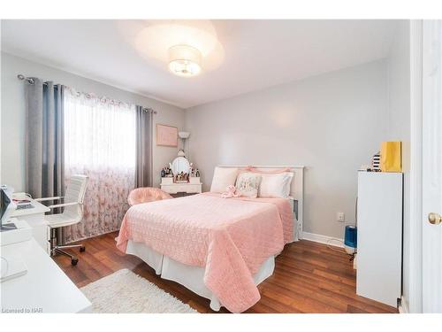 6912 Kelly Drive, Niagara Falls, ON - Indoor Photo Showing Bedroom