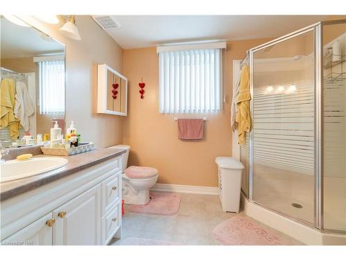 6912 Kelly Drive, Niagara Falls, ON - Indoor Photo Showing Bathroom