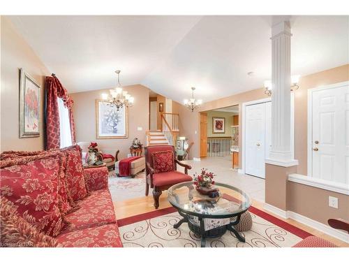 6912 Kelly Drive, Niagara Falls, ON - Indoor Photo Showing Living Room