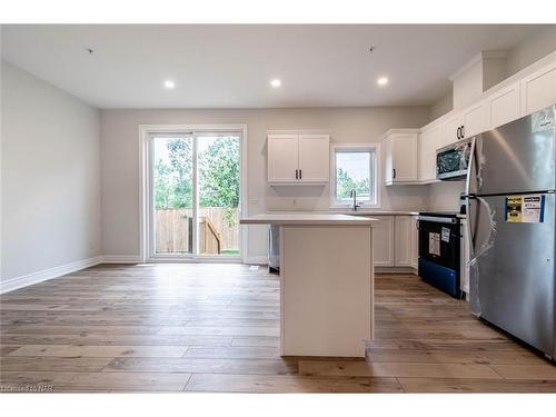 3-121A Moffatt Street, St. Catharines, ON - Indoor Photo Showing Kitchen