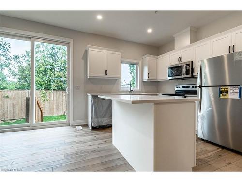 3-121A Moffatt Street, St. Catharines, ON - Indoor Photo Showing Kitchen