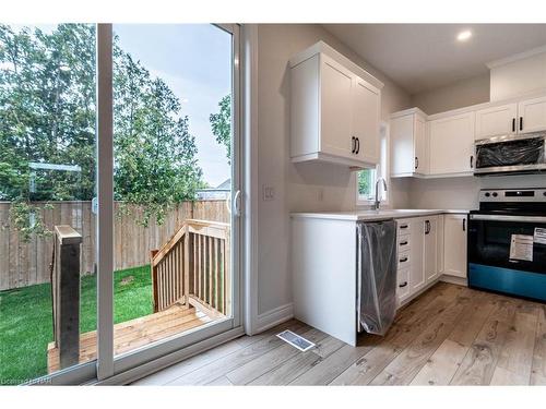 3-121A Moffatt Street, St. Catharines, ON - Indoor Photo Showing Kitchen