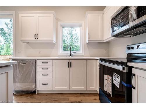 3-121A Moffatt Street, St. Catharines, ON - Indoor Photo Showing Kitchen