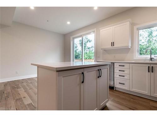 3-121A Moffatt Street, St. Catharines, ON - Indoor Photo Showing Kitchen