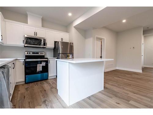 3-121A Moffatt Street, St. Catharines, ON - Indoor Photo Showing Kitchen